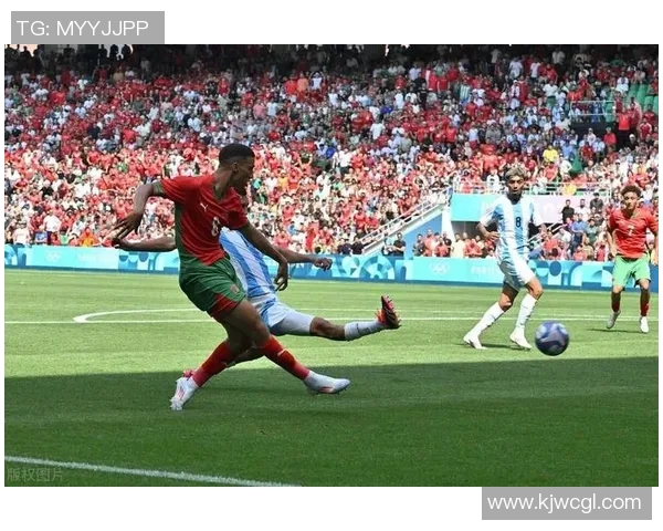 足球明星豪华版揭秘：他们的奢华生活与球场背后的故事